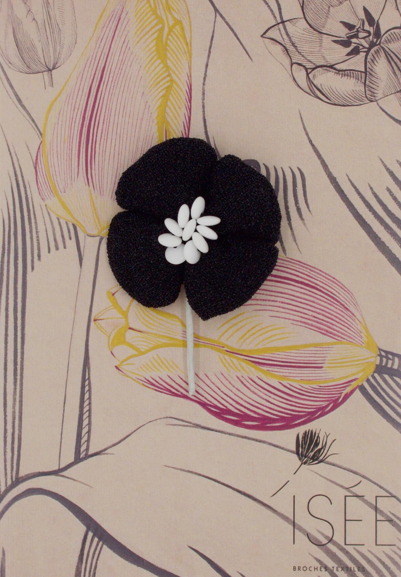 Broche Bianca noir ISEE Broches textiles Isabelle Domaine Chaumont-sur-Loire